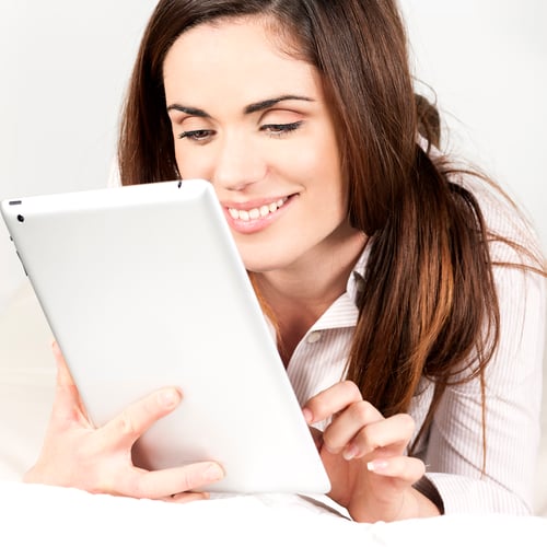 beautiful-smiling-woman-sofa-with-tablet